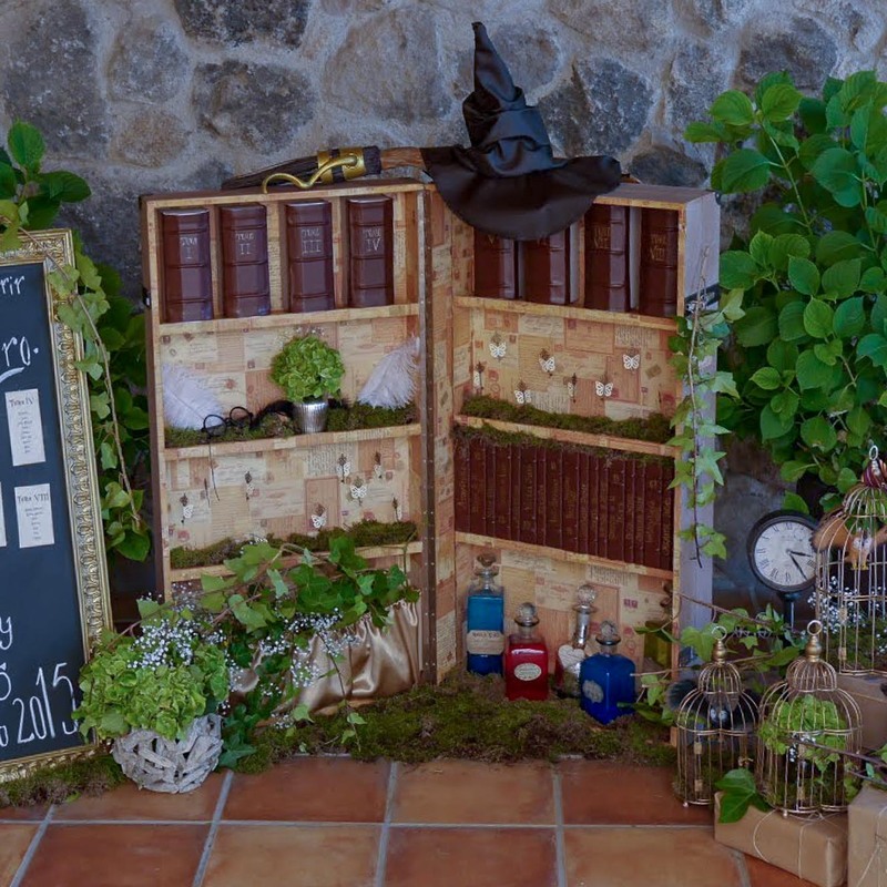 Boda Harry Potter - Seating plan original donde los invitados interactúan buscando una carta para conocer si serán admitidos en la Escuela de magia de la pareja.
