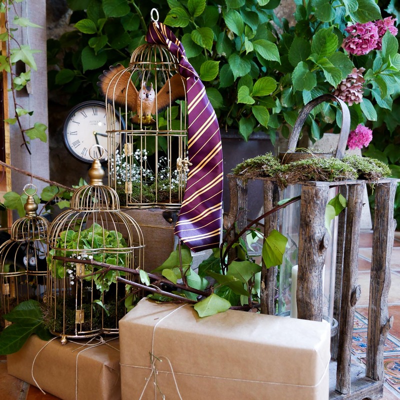 Boda Harry Potter - Seating plan original donde los invitados interactúan buscando una carta para conocer si serán admitidos en la Escuela de magia de la pareja.
