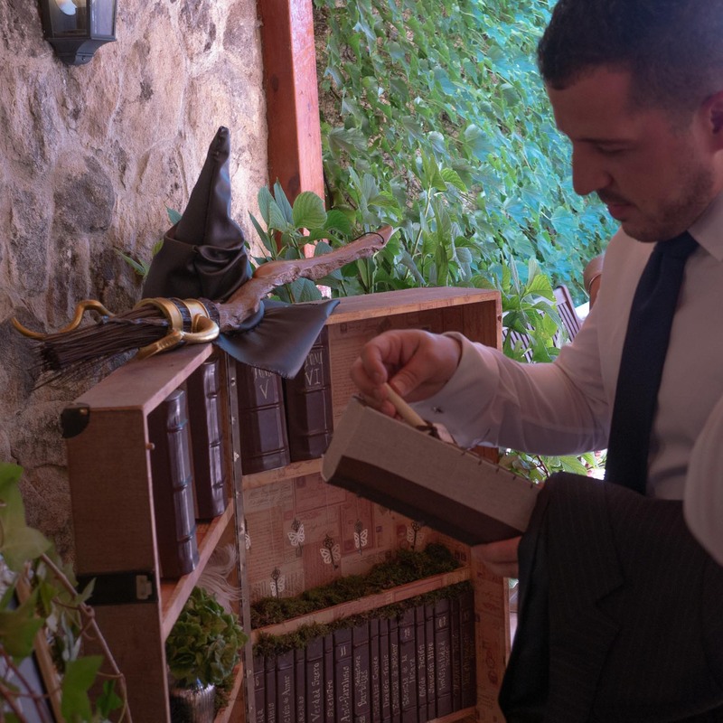 Boda Harry Potter - Seating plan original donde los invitados interactúan buscando una carta para conocer si serán admitidos en la Escuela de magia de la pareja.
