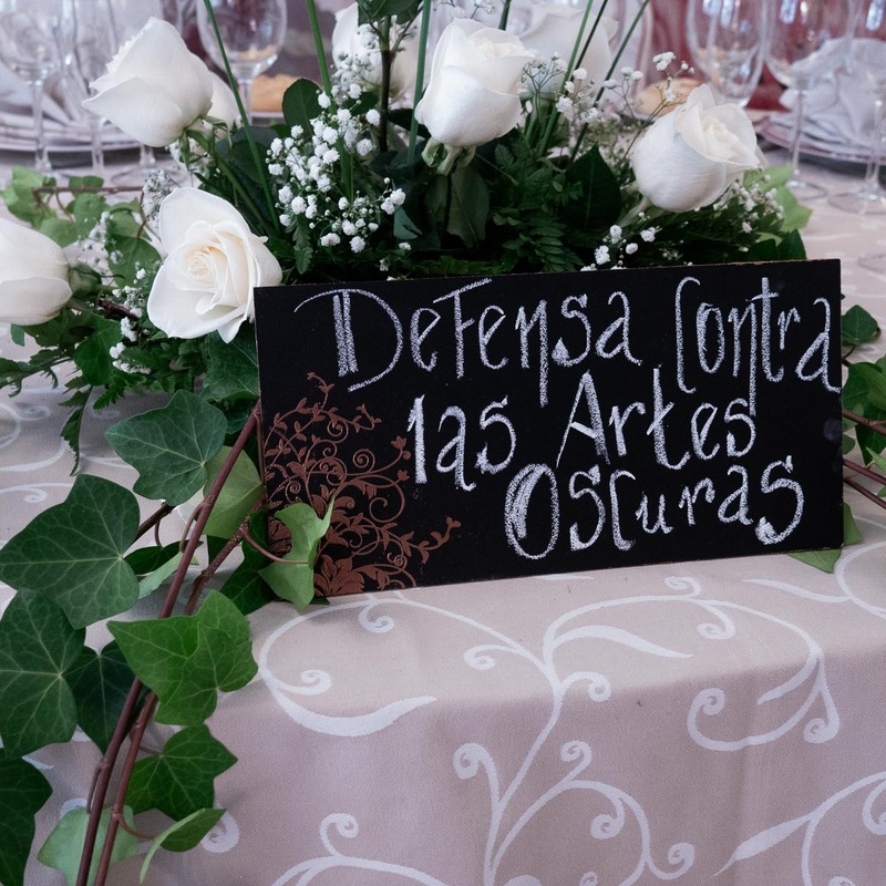 Boda Harry Potter - Seating plan original donde los invitados interactúan buscando una carta para conocer si serán admitidos en la Escuela de magia de la pareja.
